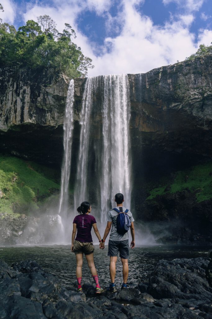 Paar steht am Wasserfall