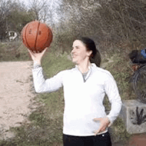 Carolyn Litzbarski am Basketball