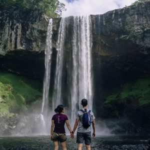 Paar steht am Wasserfall