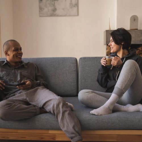 Beispielbild Beziehungsgespräch Paar auf dem Sofa