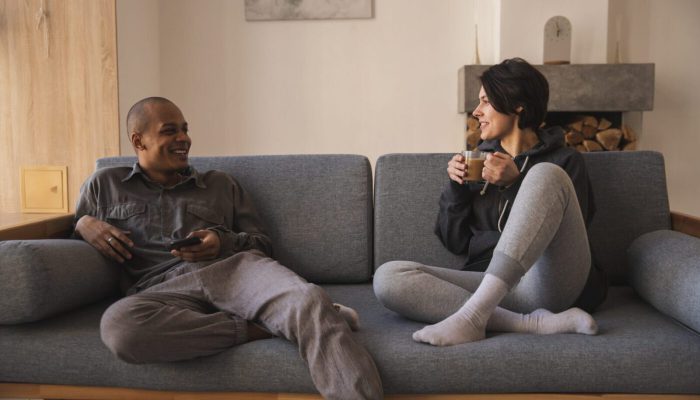 Beispielbild Beziehungsgespräch Paar auf dem Sofa